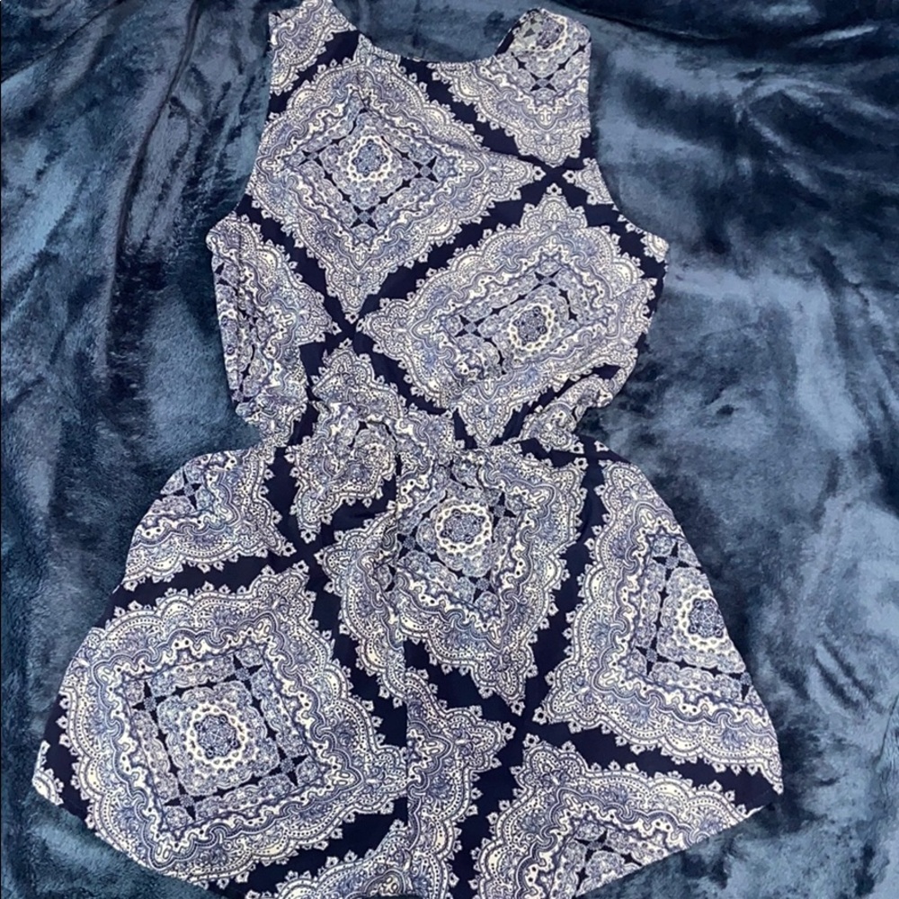 Beautiful Patterned Romper - Picture 5 of 6